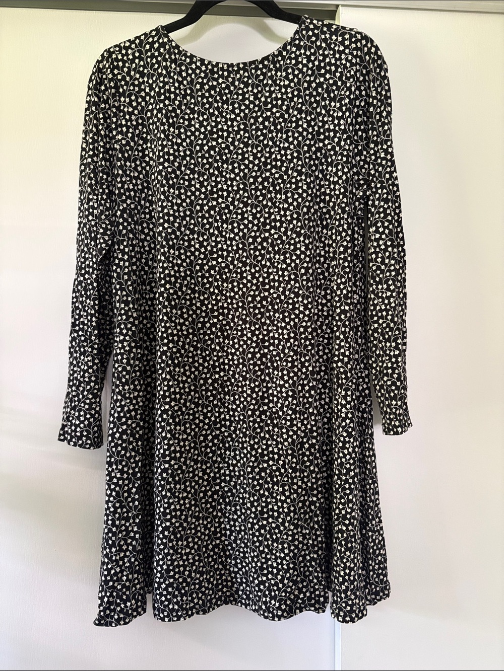 Old Navy size large Black and White Long Sleeve Scoop Back Swing Dress EUC